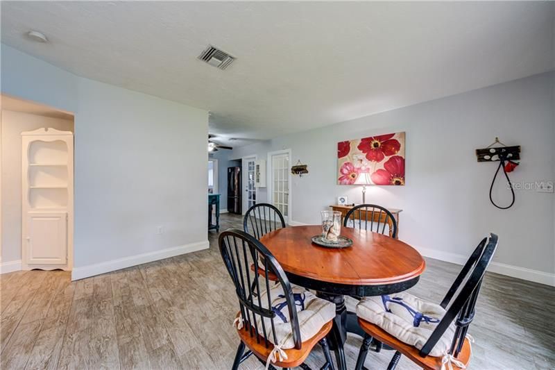 Recently Sold: $285,000 (2 beds, 1 baths, 1158 Square Feet)