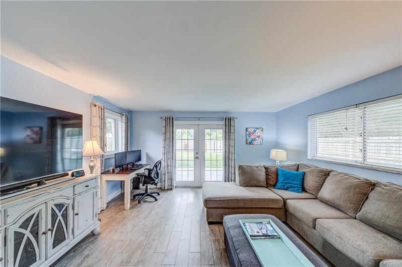 Recently Sold: $285,000 (2 beds, 1 baths, 1158 Square Feet)