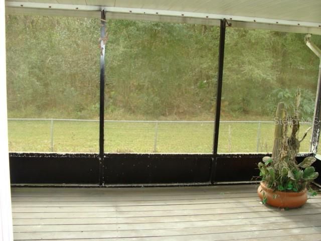 Rear Screen Porch - Property line goes beyond chain link fence
