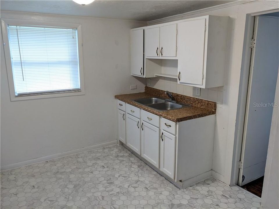 Recently Rented: $1,000 (3 beds, 1 baths, 952 Square Feet)