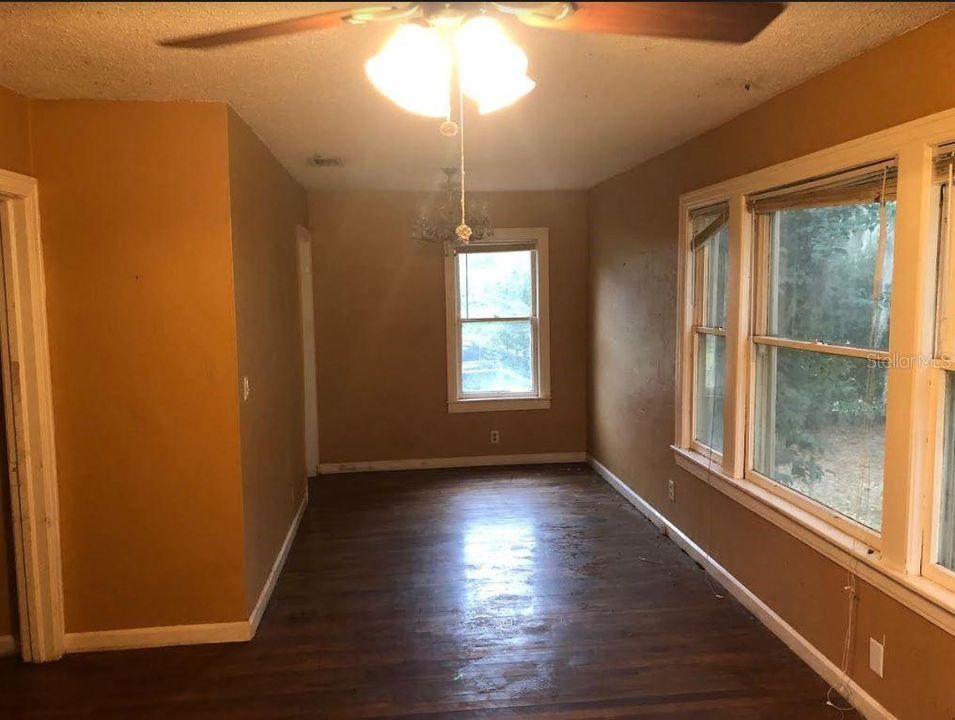 Recently Rented: $1,050 (3 beds, 1 baths, 884 Square Feet)