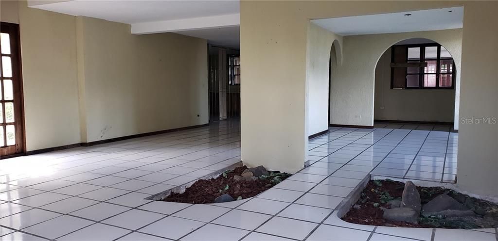 Vendido Recientemente: $140,000 (5 camas, 3 baños, 1917 Pies cuadrados)