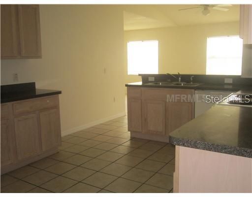 Recently Rented: $995 (3 beds, 2 baths, 2729 Square Feet)