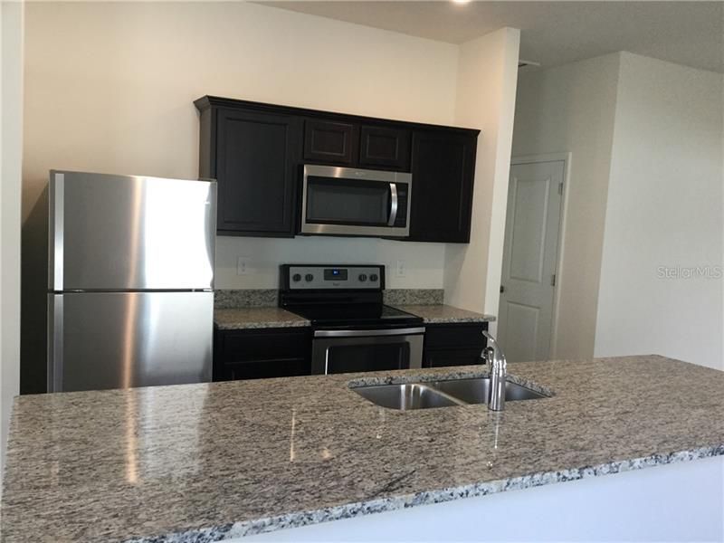 Vendido Recientemente: $239,990 (3 camas, 2 baños, 1402 Pies cuadrados)