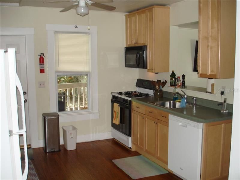 Recently Rented: $1,700 (3 beds, 1 baths, 1362 Square Feet)