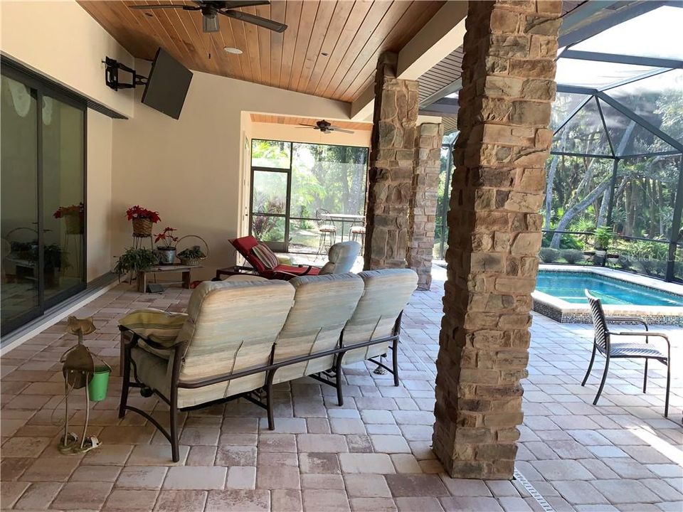 Vendido Recientemente: $980,000 (4 camas, 3 baños, 3030 Pies cuadrados)