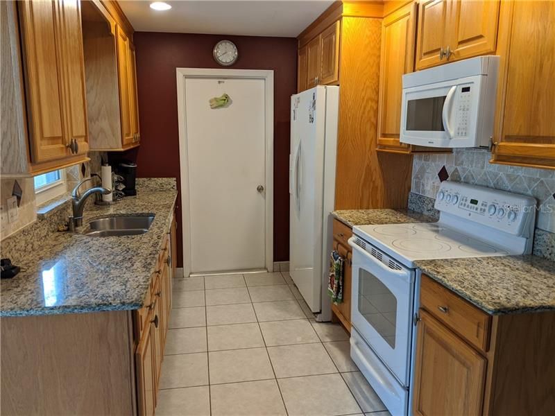 Recently Sold: $215,000 (2 beds, 2 baths, 886 Square Feet)