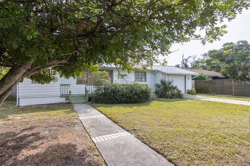 Recently Sold: $259,000 (2 beds, 1 baths, 935 Square Feet)