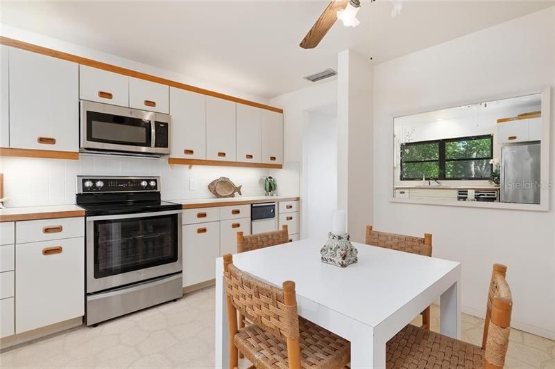 How many waterfront condos have a full size eat in kitchen?!! (that is a mirror reflecting the view from the kitchen sink onto the front garden) New appliances as well!