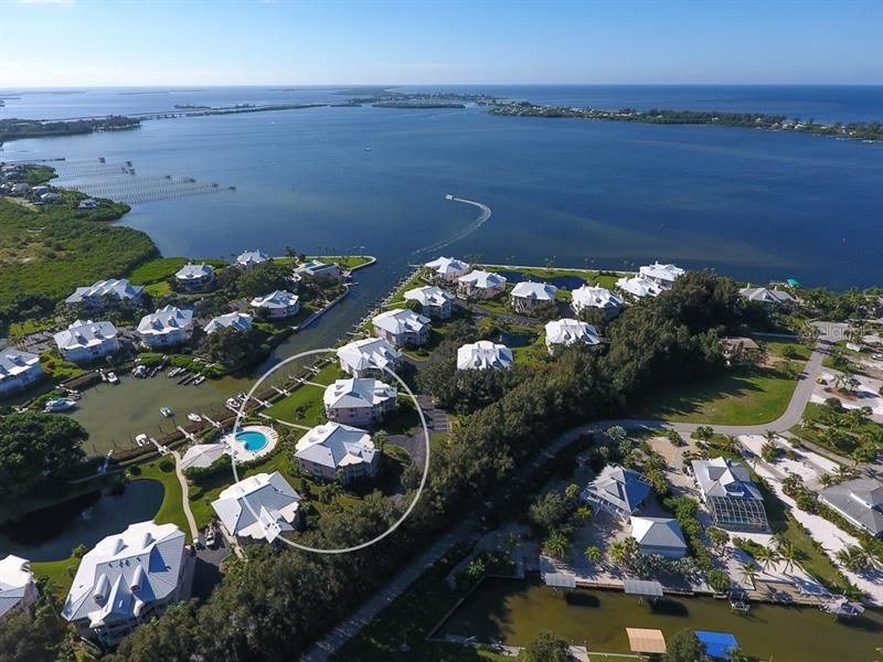 Front overlooks pool, marina & a bit of Intracoastal