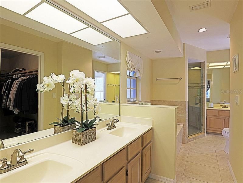 最近售出: $429,000 (4 贝兹, 2 浴室, 2142 平方英尺)