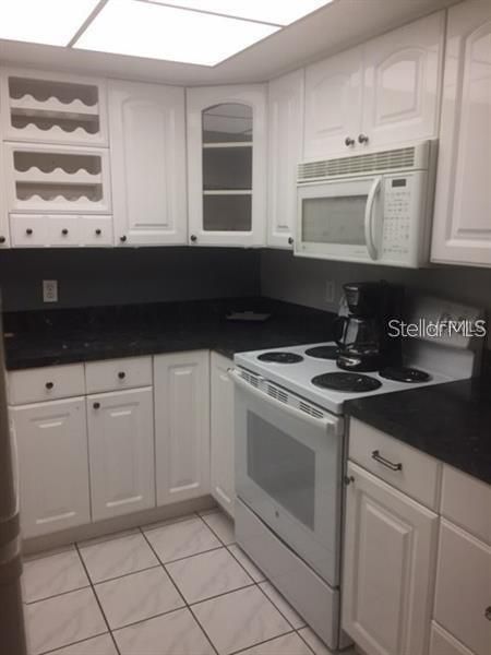 Recently Rented: $845 (1 beds, 1 baths, 715 Square Feet)