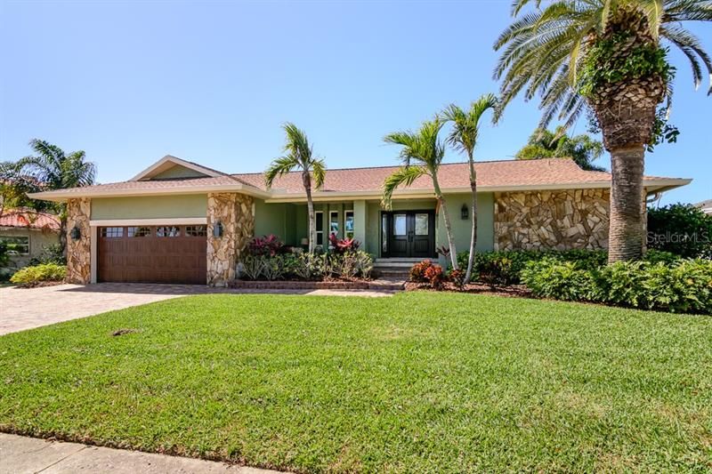 Recently Sold: $950,000 (3 beds, 3 baths, 2621 Square Feet)