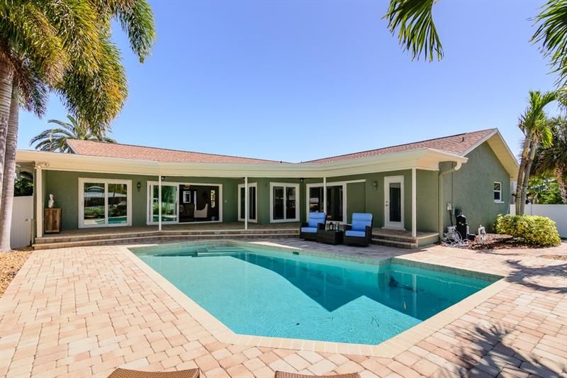 Recently Sold: $950,000 (3 beds, 3 baths, 2621 Square Feet)