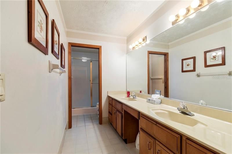最近售出: $175,000 (3 贝兹, 2 浴室, 1822 平方英尺)
