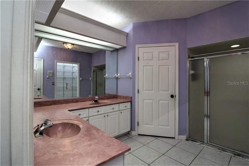 master bath with double sinks....