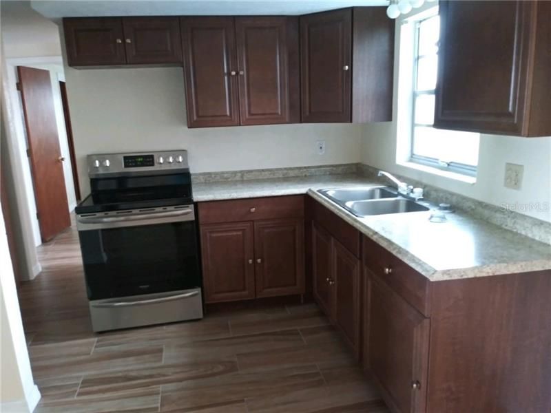 Recently Rented: $995 (2 beds, 1 baths, 816 Square Feet)