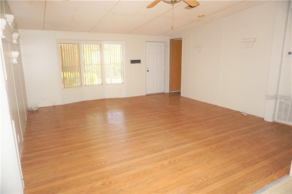 Recently Rented: $1,100 (3 beds, 2 baths, 1160 Square Feet)