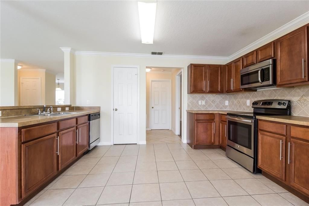 Recently Rented: $2,015 (4 beds, 2 baths, 2719 Square Feet)