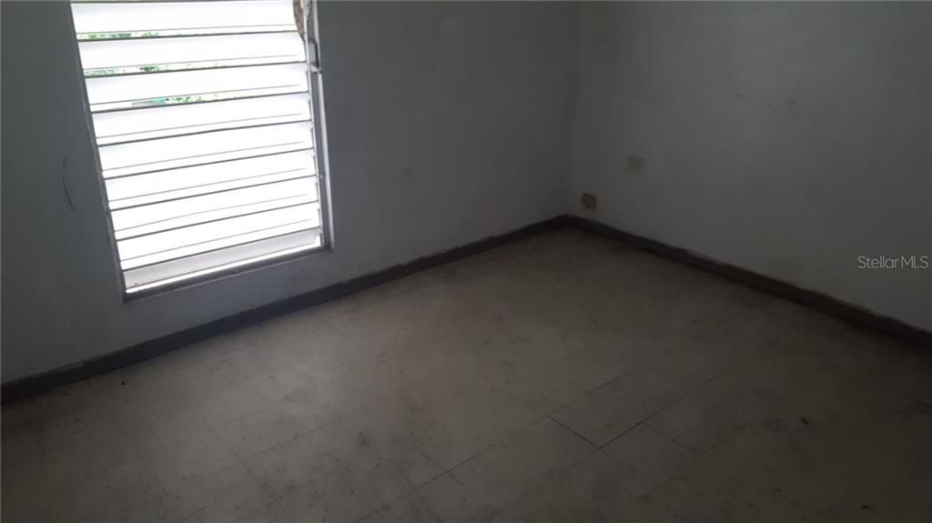 Vendido Recientemente: $86,000 (4 camas, 2 baños, 1650 Pies cuadrados)