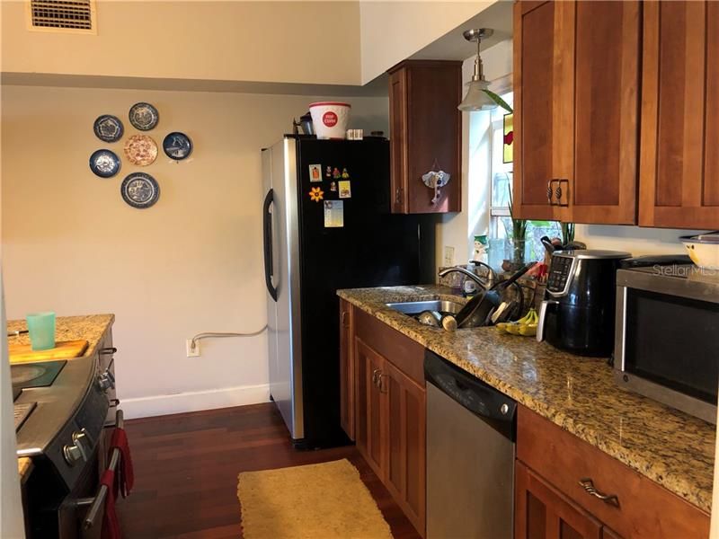 Recently Sold: $225,000 (2 beds, 1 baths, 875 Square Feet)