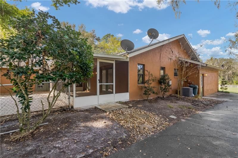 Recently Sold: $345,000 (6 beds, 2 baths, 3512 Square Feet)