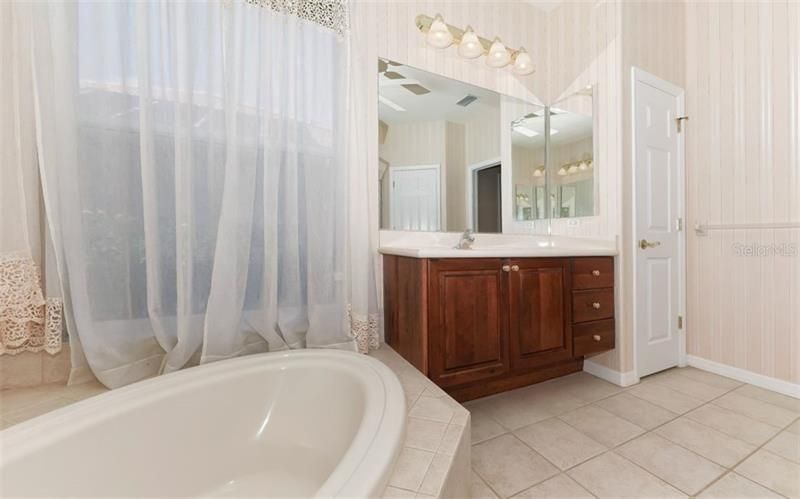 最近售出: $490,000 (3 贝兹, 2 浴室, 2344 平方英尺)