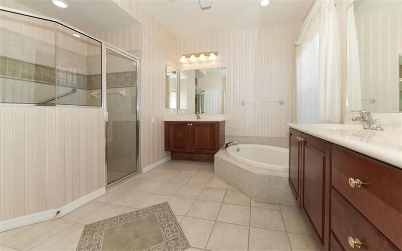 最近售出: $490,000 (3 贝兹, 2 浴室, 2344 平方英尺)