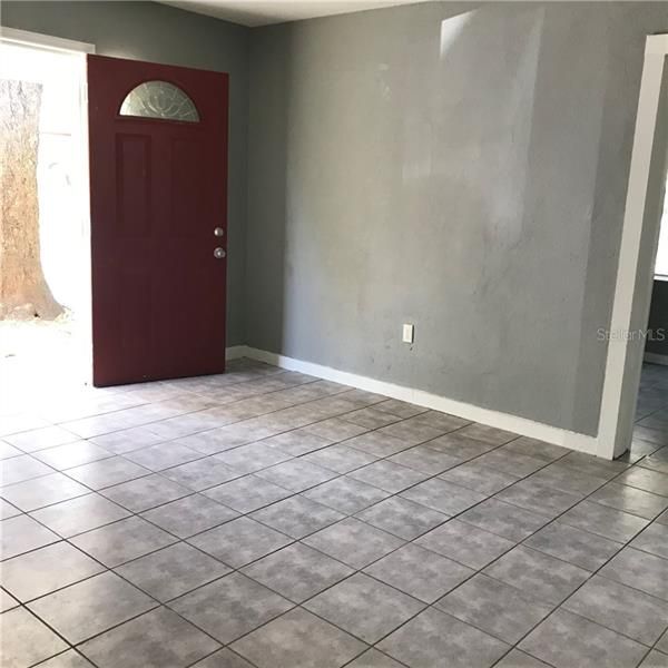 Recently Rented: $1,100 (3 beds, 1 baths, 931 Square Feet)