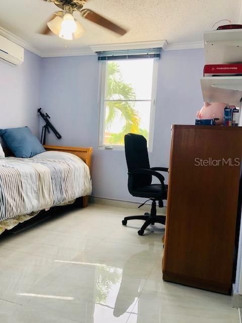 Vendido Recientemente: $309,000 (4 camas, 2 baños, 2400 Pies cuadrados)