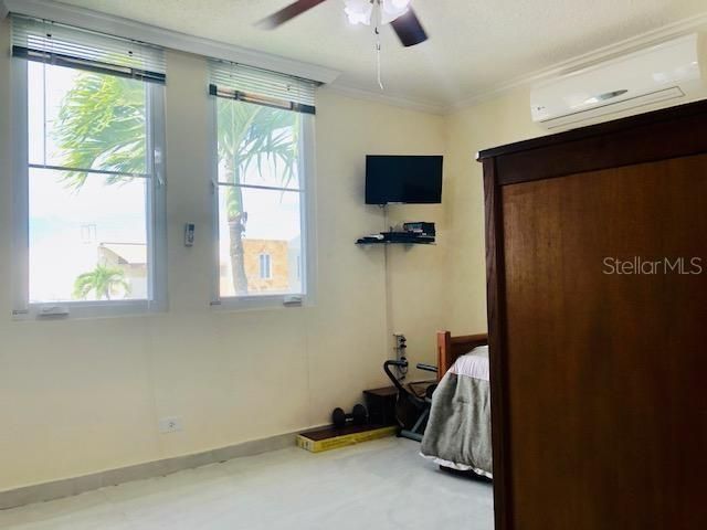 Vendido Recientemente: $309,000 (4 camas, 2 baños, 2400 Pies cuadrados)