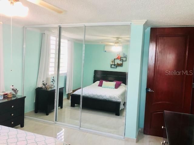 Vendido Recientemente: $309,000 (4 camas, 2 baños, 2400 Pies cuadrados)