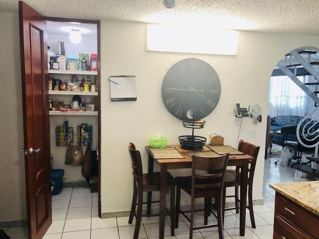 Vendido Recientemente: $309,000 (4 camas, 2 baños, 2400 Pies cuadrados)