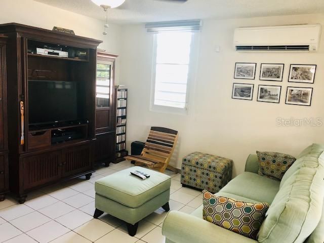 Vendido Recientemente: $309,000 (4 camas, 2 baños, 2400 Pies cuadrados)