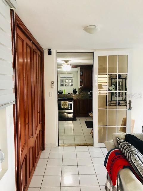 Vendido Recientemente: $309,000 (4 camas, 2 baños, 2400 Pies cuadrados)