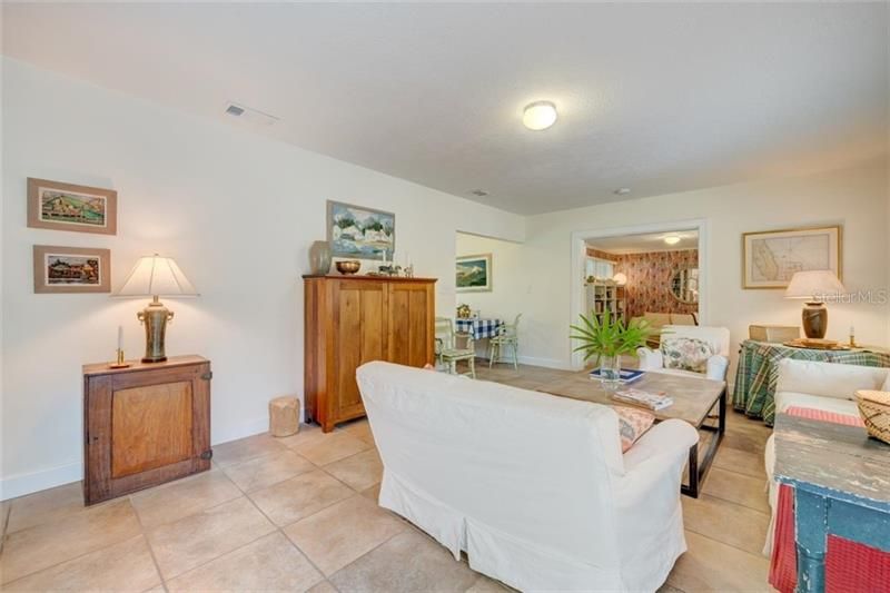 Recently Sold: $320,000 (2 beds, 1 baths, 1042 Square Feet)