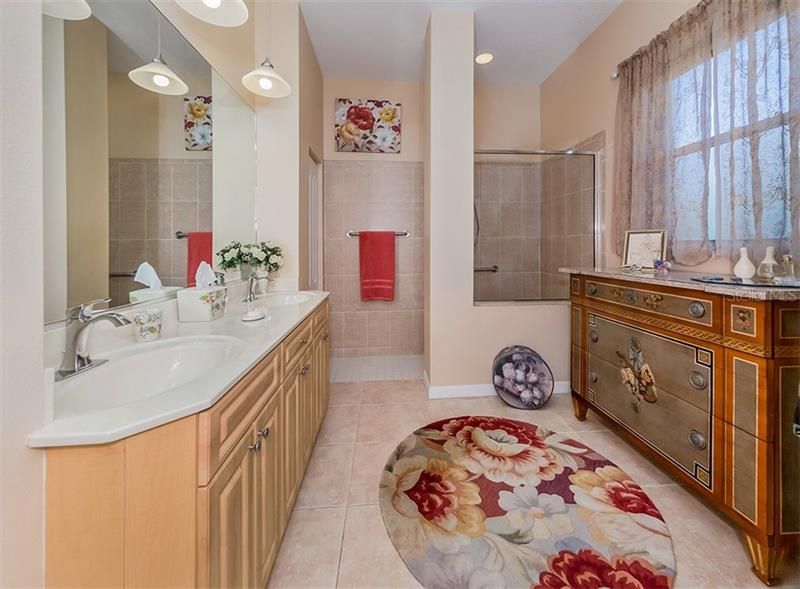 最近售出: $380,000 (3 贝兹, 2 浴室, 2087 平方英尺)