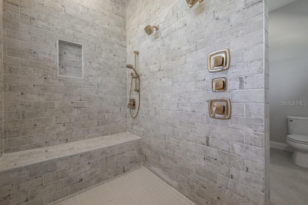 最近售出: $650,000 (4 贝兹, 3 浴室, 1907 平方英尺)