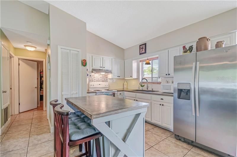 Recently Sold: $195,000 (2 beds, 1 baths, 884 Square Feet)