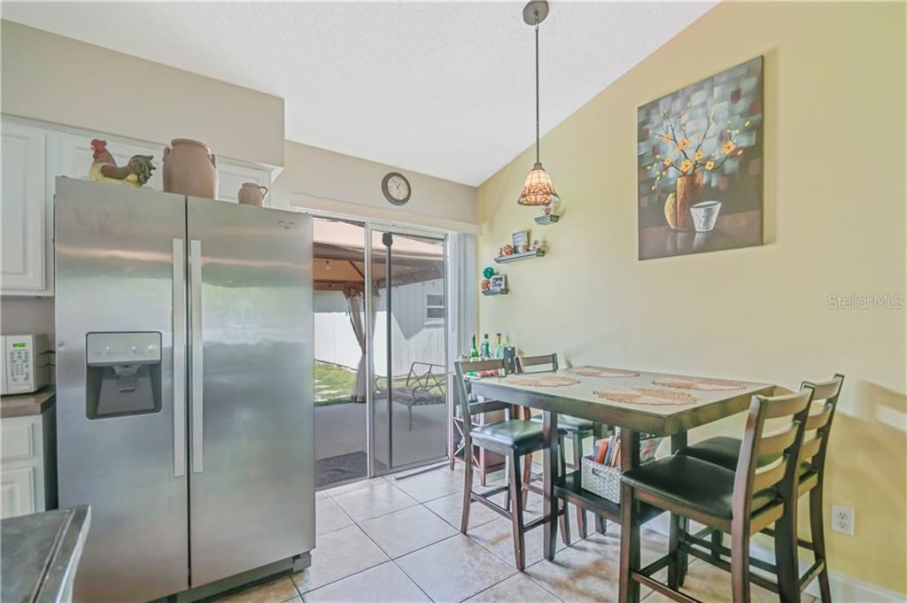 Recently Sold: $195,000 (2 beds, 1 baths, 884 Square Feet)