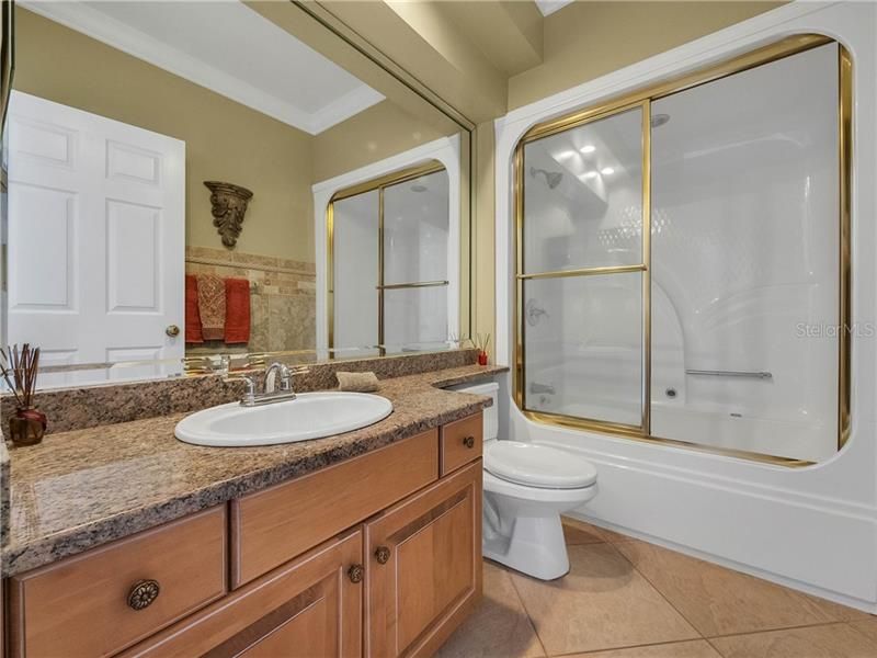 Upper bath with Steam Shower & Jetted Tub