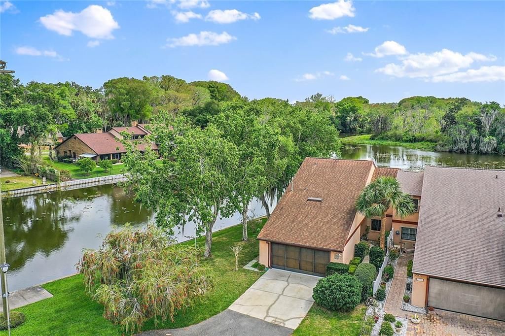 Lake Harris Lagoon Corner Unit!