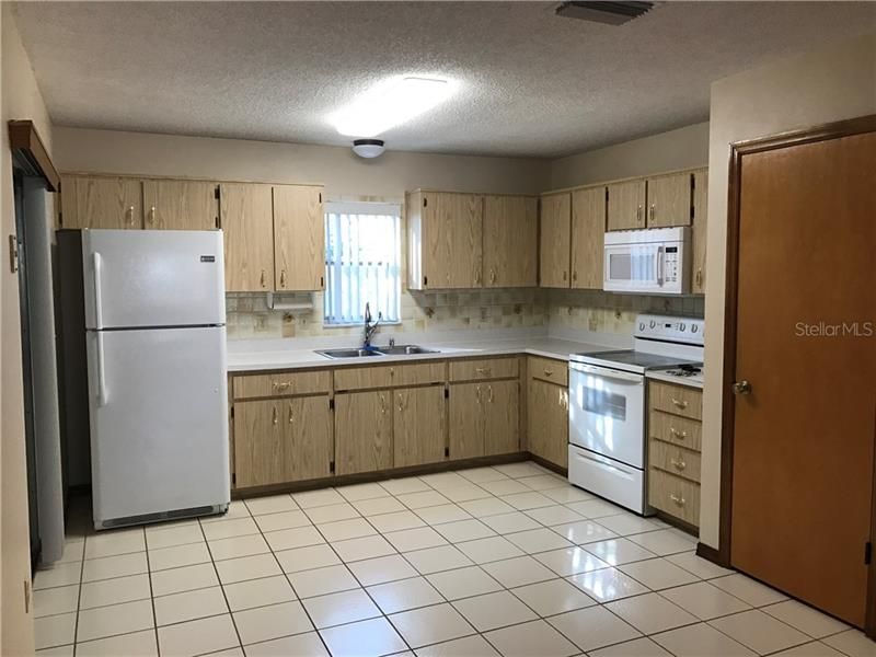 Recently Rented: $995 (2 beds, 2 baths, 918 Square Feet)