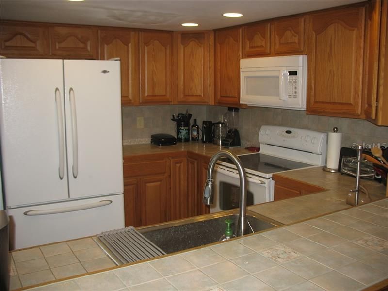 KITCHEN WITH LARGE SINK AND BREAKFAST BAR