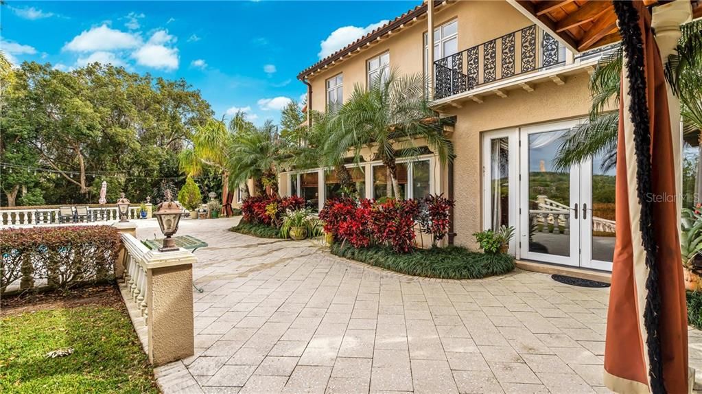 Recently Sold: $1,050,000 (6 beds, 8 baths, 6647 Square Feet)