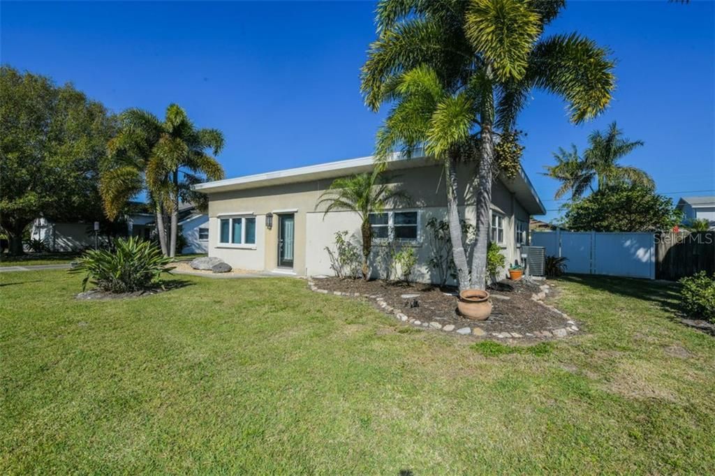 Recently Rented: $1,600 (3 beds, 2 baths, 1384 Square Feet)