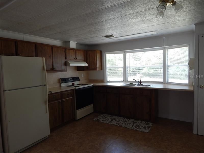 Kitchen with lots of light through your bay window!