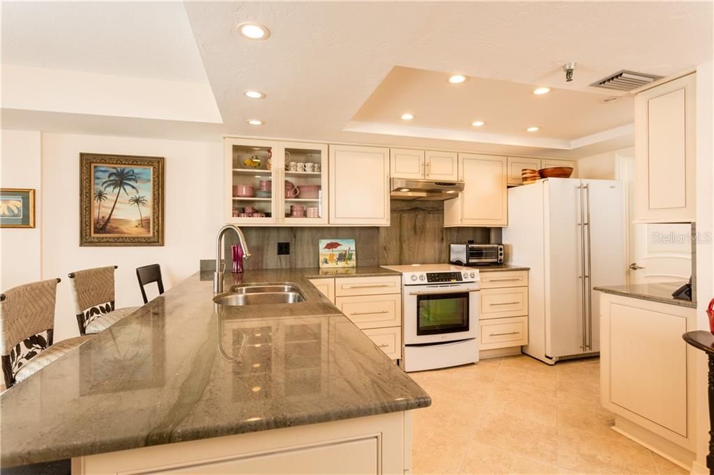 Kitchen with Counter Eating Area