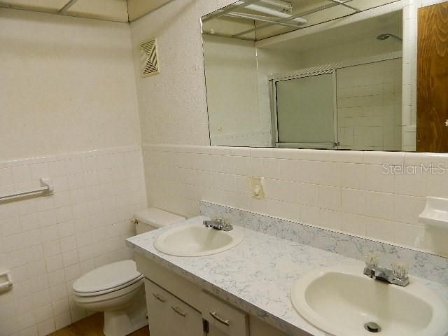 Vendido Recientemente: $299,500 (4 camas, 2 baños, 3557 Pies cuadrados)