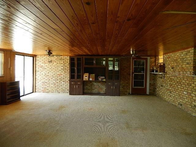 Vendido Recientemente: $299,500 (4 camas, 2 baños, 3557 Pies cuadrados)